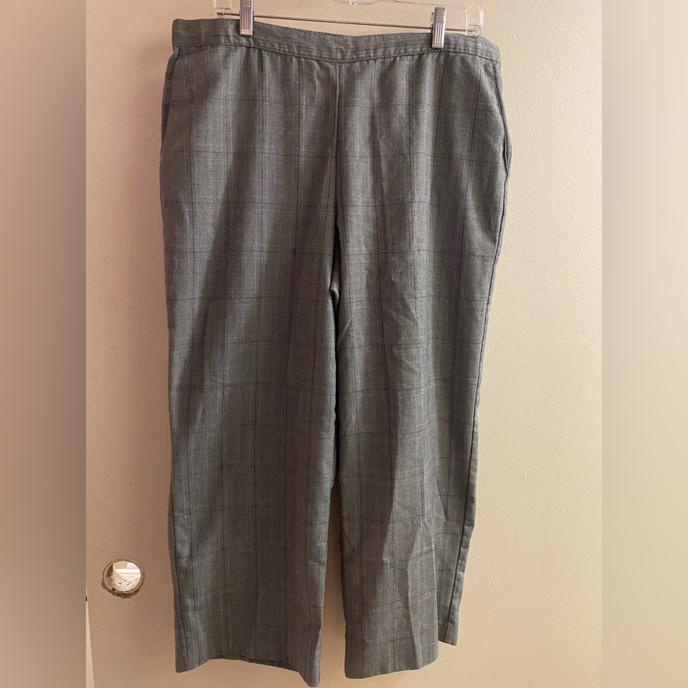 Alfred Dunner Women’s Gray Print Capri Pants 18 P 18P Waist 34” 36” Inseam 26”